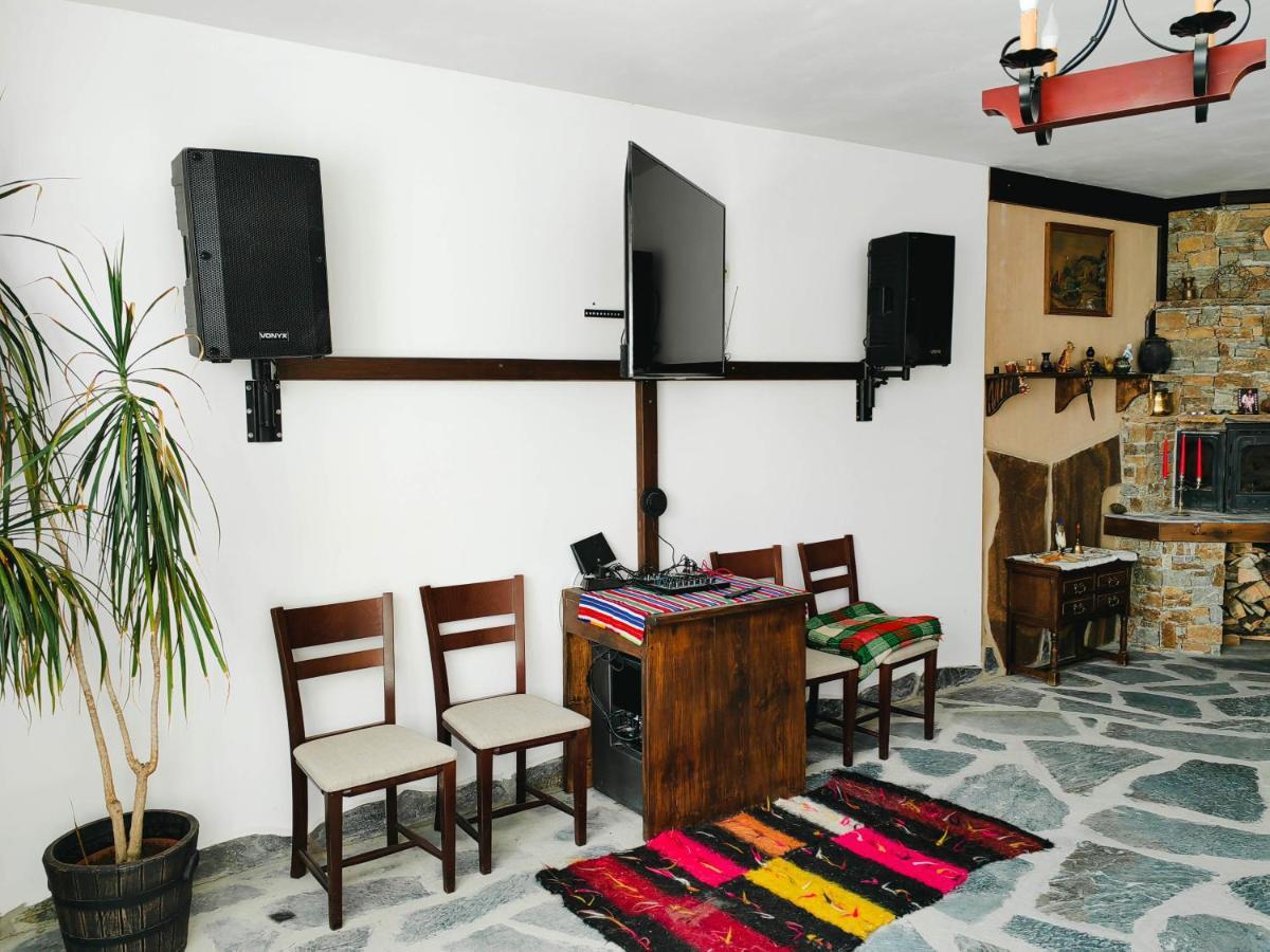 Rimovata Kashta Guest House Лєштен Екстер'єр фото