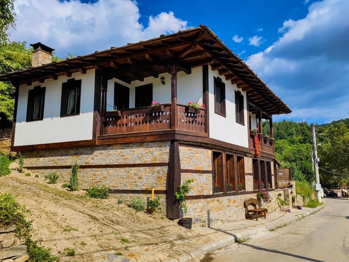 Rimovata Kashta Guest House Лєштен Екстер'єр фото